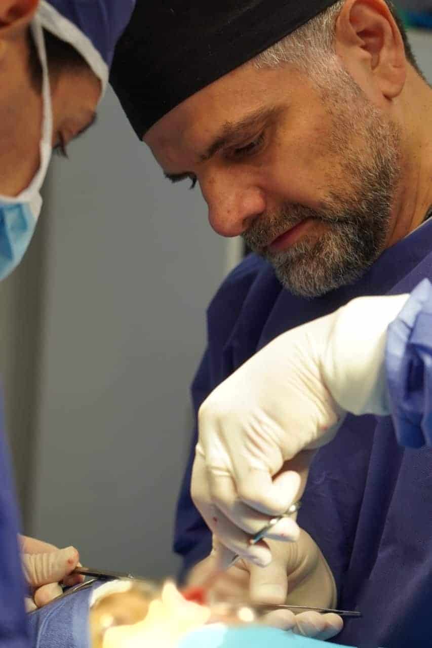 دکتر شهابی در حال جراحی زیبایی بینی در اتاق عمل همراه با دستیار های خود