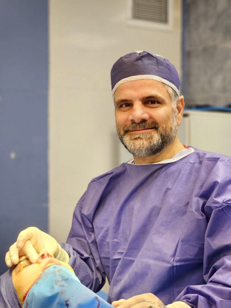 دکتر علی شهابی در حال انجام عمل سپتوپلاستی با استفاده از ابزارهای ظریف جراحی برای اصلاح تیغه بینی