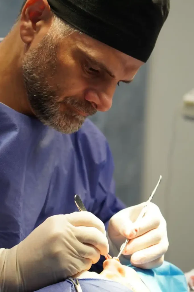 دکتر علی شهابی در اتاق عمل در حال اصلاح انحراف تیغه بینی و زیبایی همزمان